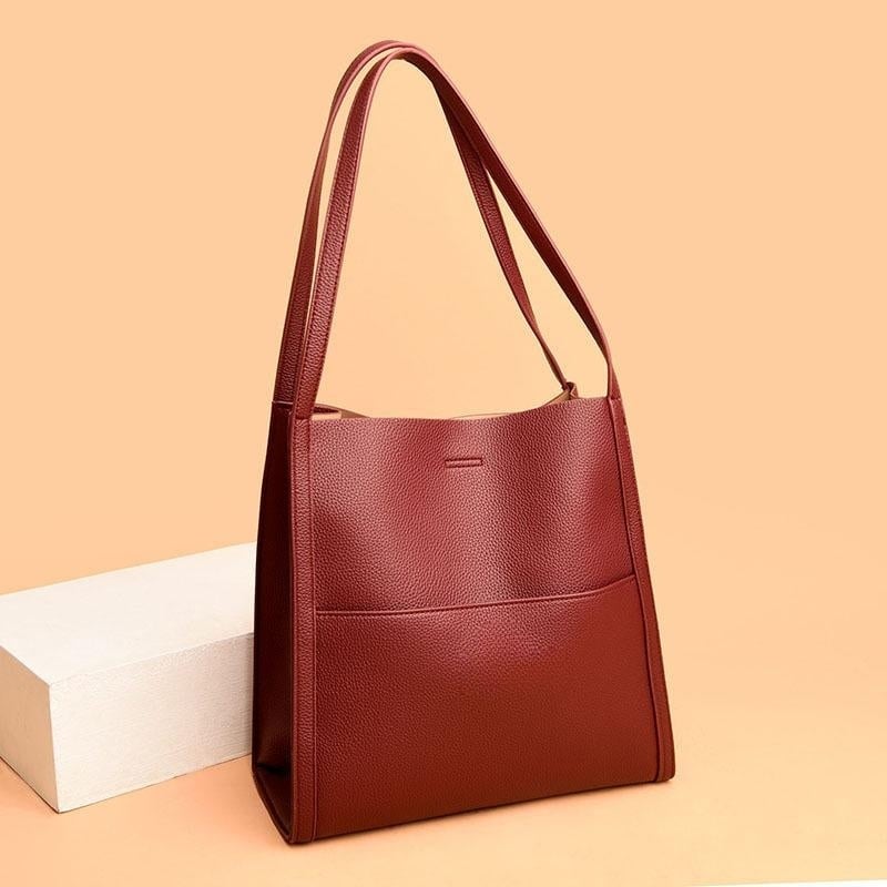 Corinne - Elegant and spacious leather shoulder bag