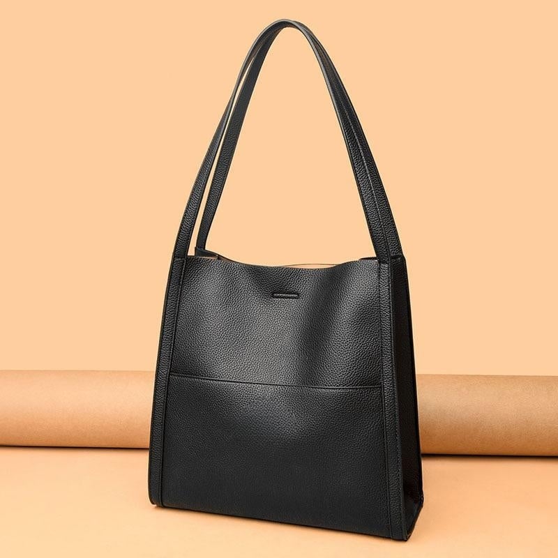 Corinne - Elegant and spacious leather shoulder bag