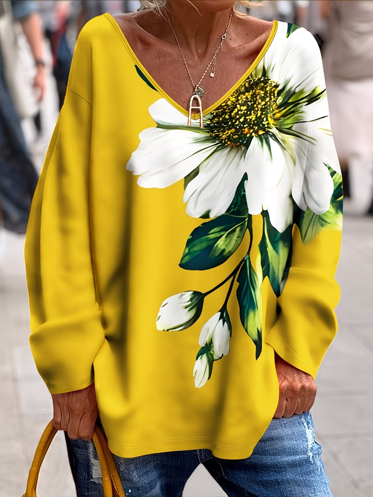 Olivira - Loose-fitting top with a nature-inspired floral pattern