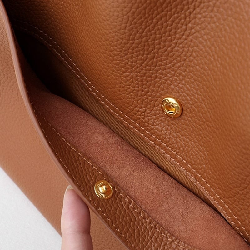 Corinne - Elegant and spacious leather shoulder bag