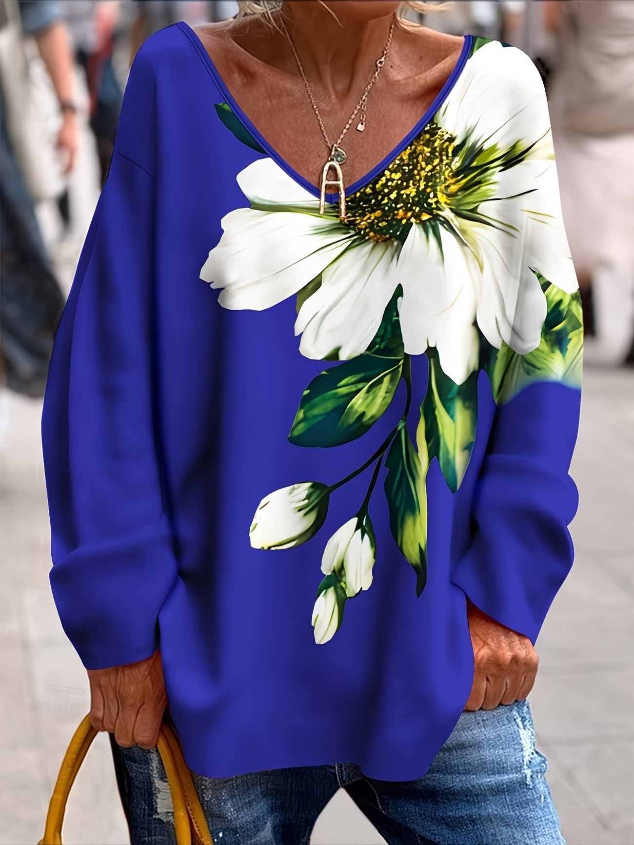 Olivira - Loose-fitting top with a nature-inspired floral pattern