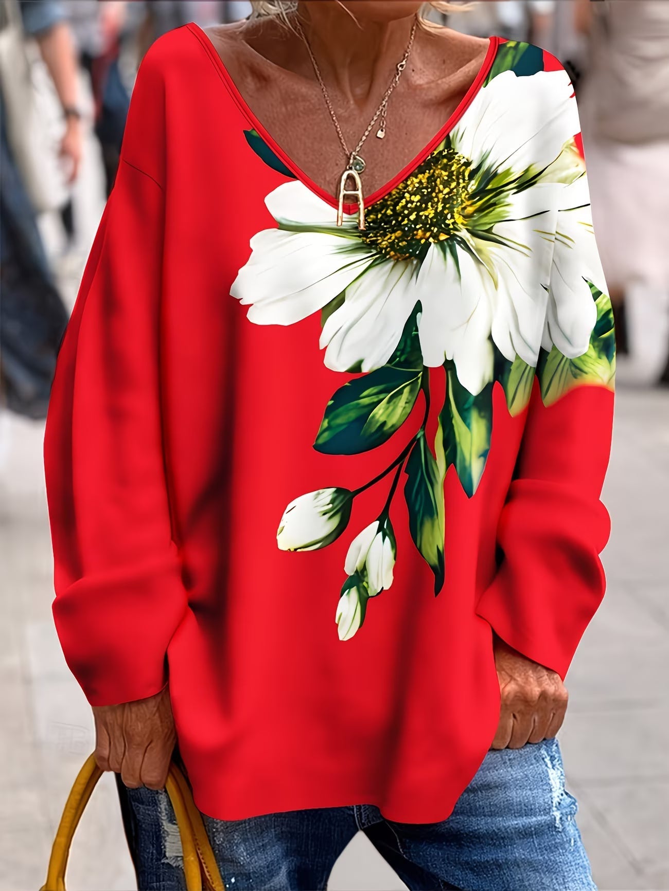 Olivira - Loose-fitting top with a nature-inspired floral pattern