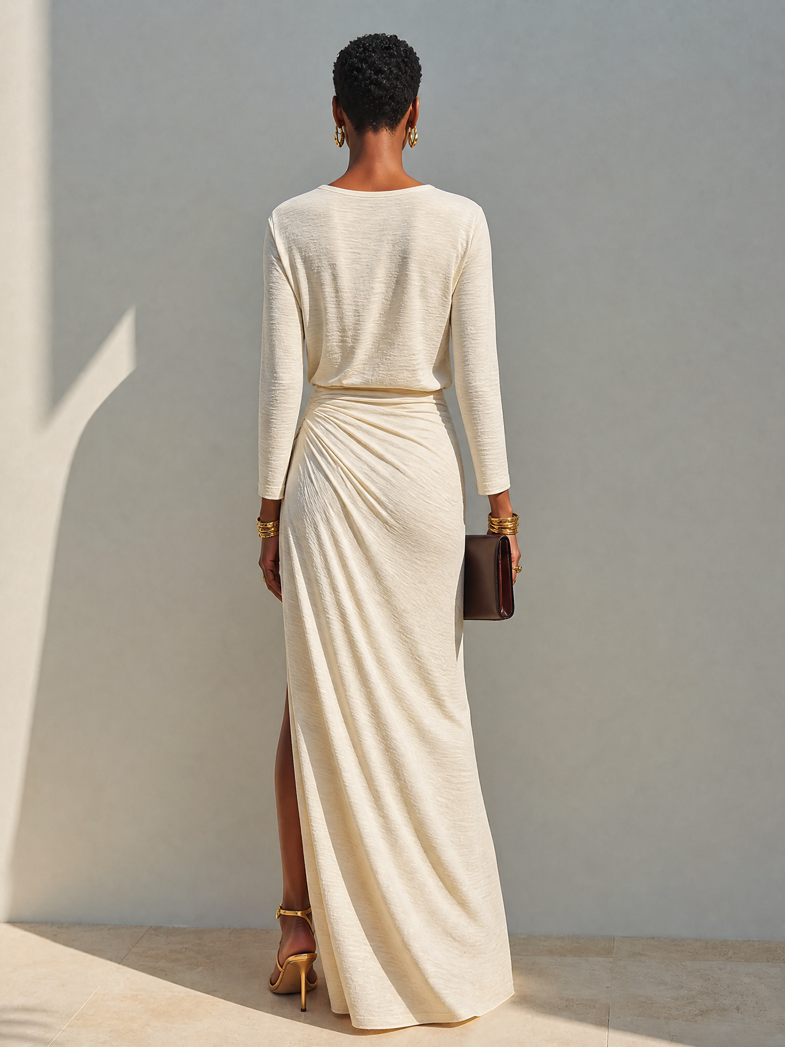 Madelief - Robe longue femme beige drapée avec fente latérale