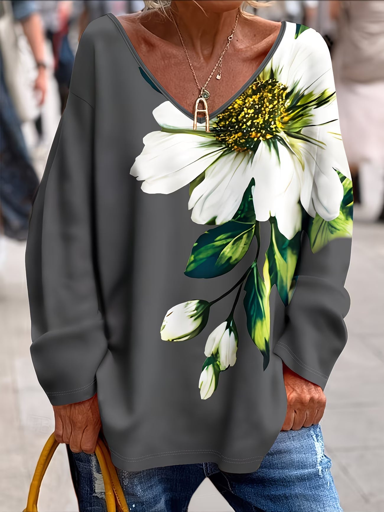 Olivira - Loose-fitting top with a nature-inspired floral pattern
