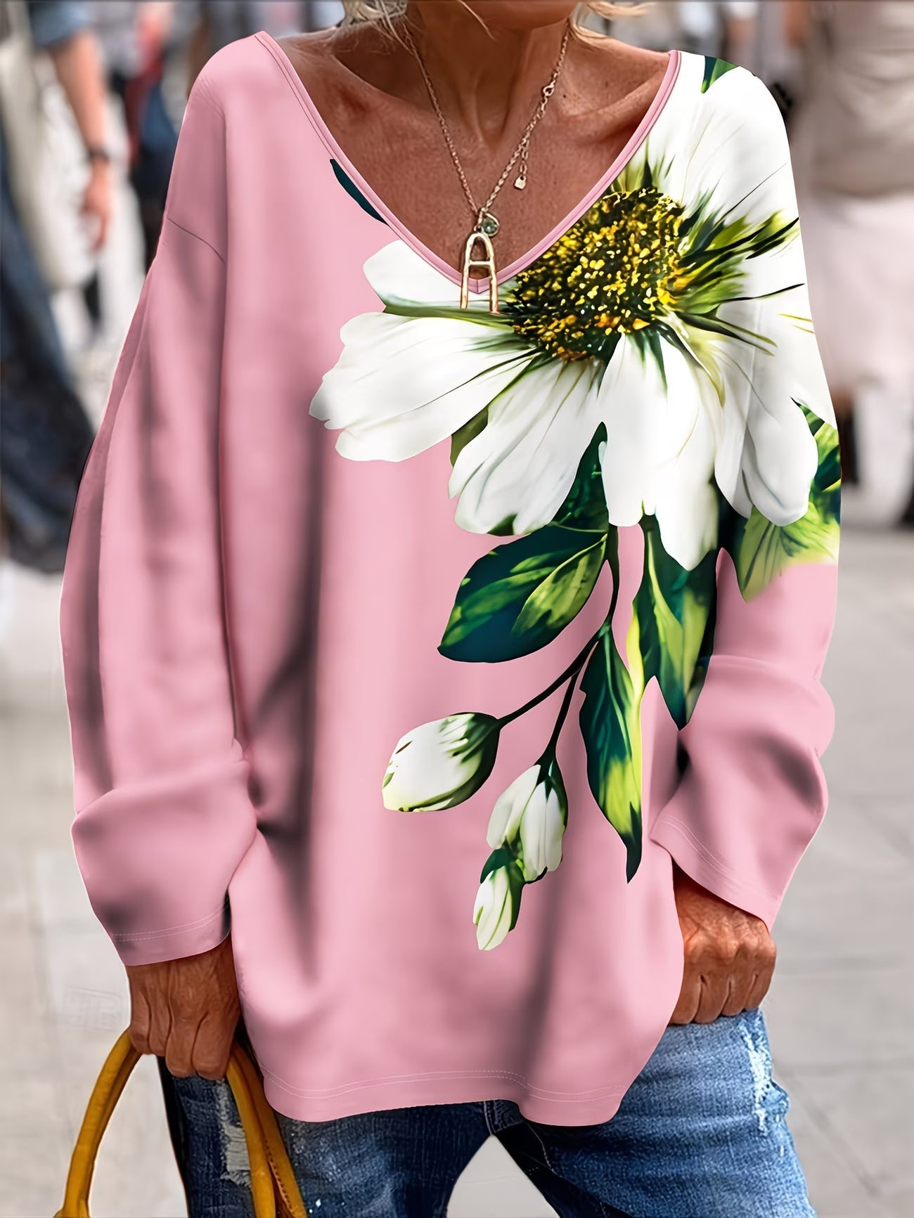 Olivira - Loose-fitting top with a nature-inspired floral pattern