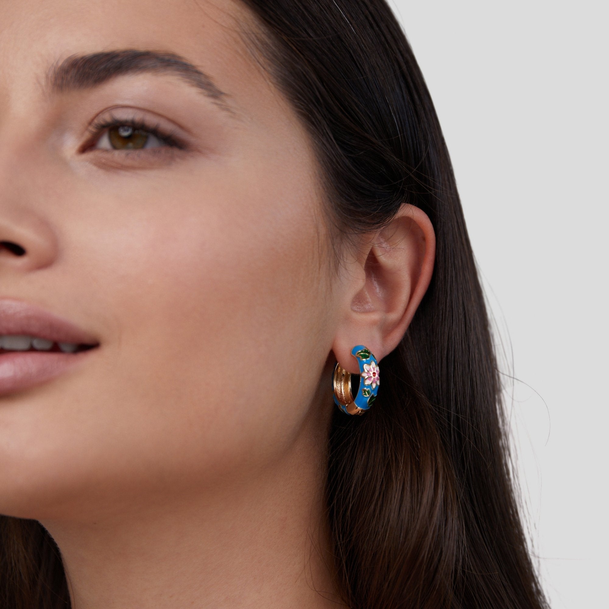 Gold circle earrings with flower