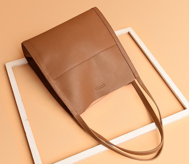 Corinne - Elegant and spacious leather shoulder bag