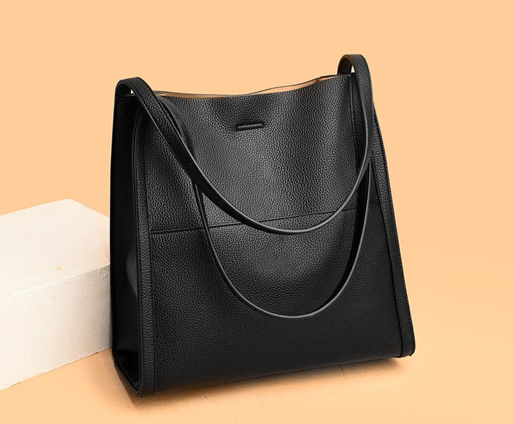 Corinne - Elegant and spacious leather shoulder bag