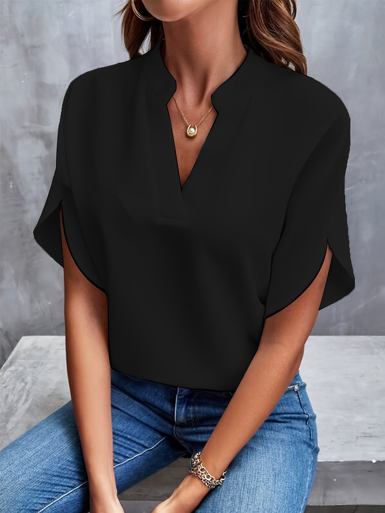 Kiana - Solid Color Blouse with V-Neck 