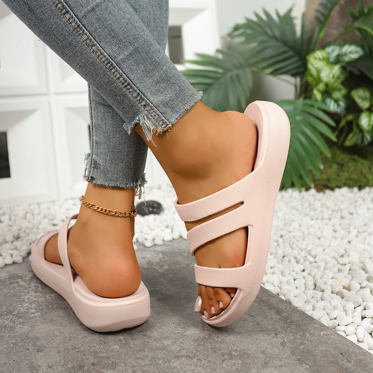 Sylaria - Women's platform sandals with criss-cross straps and comfortable EVA sole