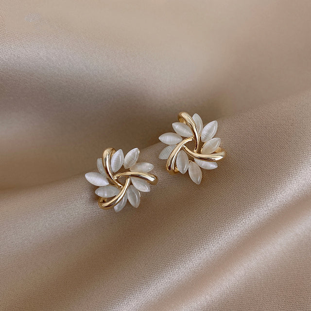 Circle earrings with opal petals in gold 