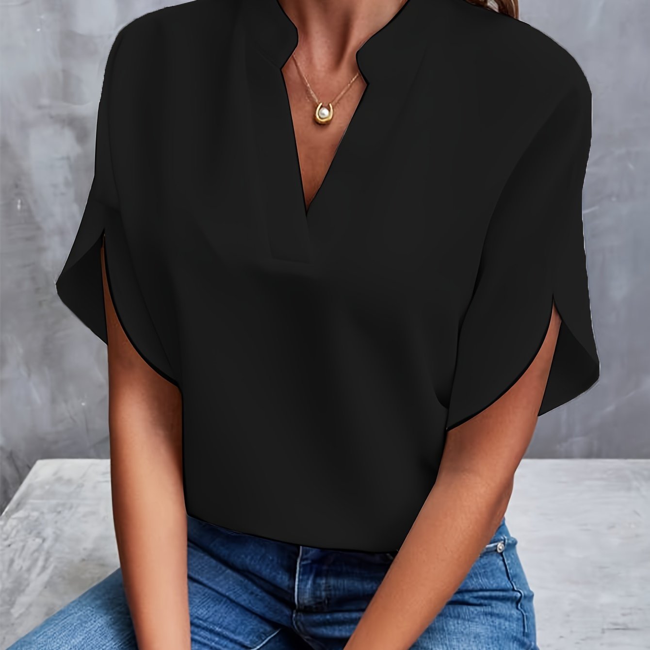 Kiana - Solid Color Blouse with V-Neck 