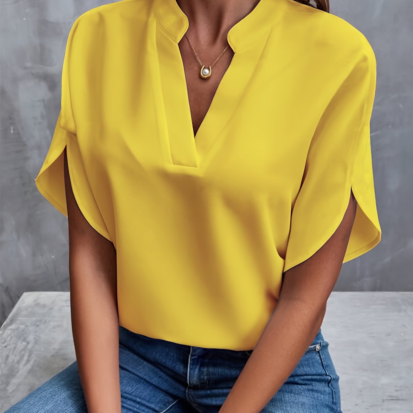 Kiana - Solid Color Blouse with V-Neck 