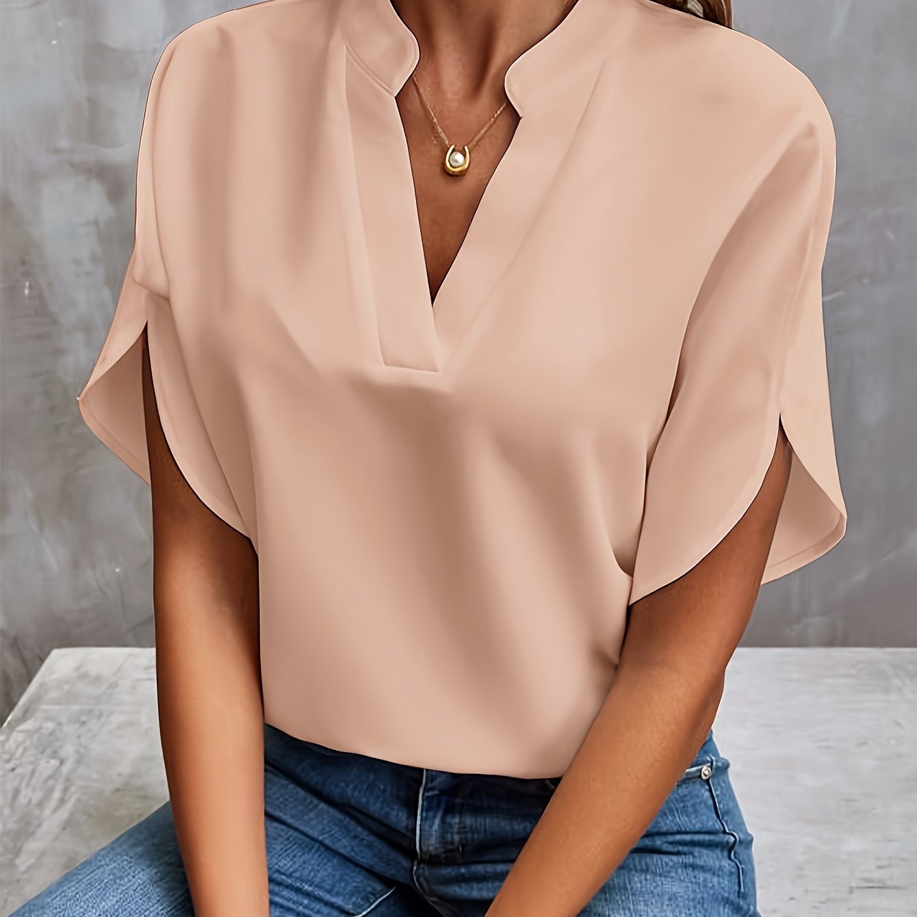 Kiana - Solid Color Blouse with V-Neck 