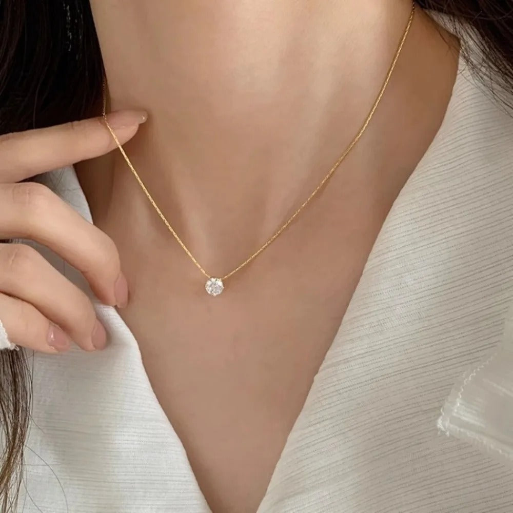 Cléa moissanite stone necklace