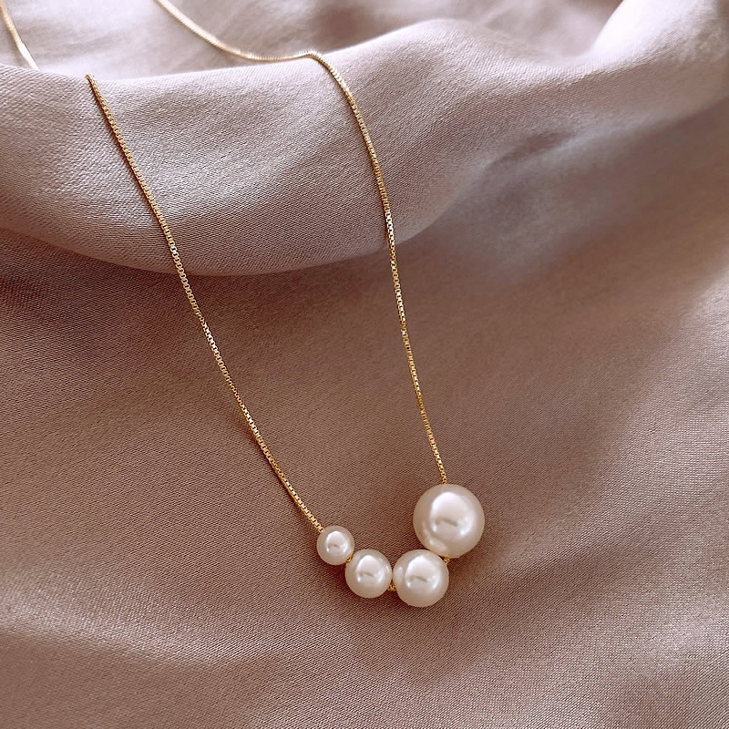 Gold Necklace with Freshwater Pearls 
